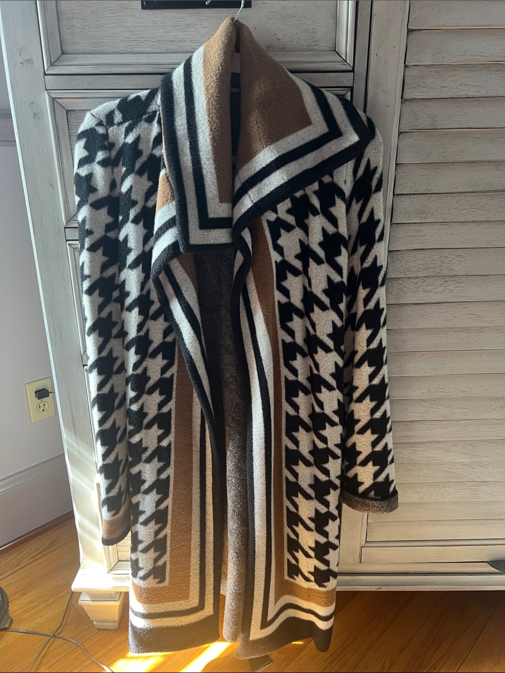 White House Black Market Black, White & Tan Houndstooth Open Front Cape